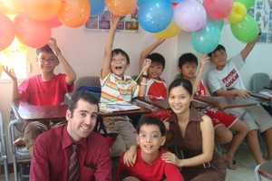 該校的本國及外籍教師以唱遊方式引導學生學習英語。（圖片來源：越澳國際英語學校）