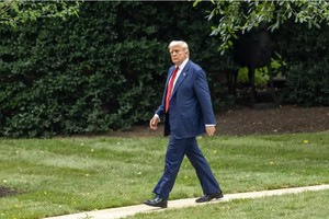 在美国首都华盛顿白宫，美国总统特朗普走向南草坪。