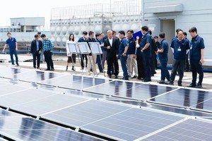 参观 SEV 的屋顶太阳能系统。 