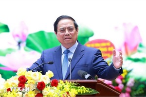 范明政总理在会上发表讲话。