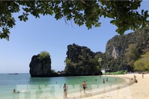 2020年3月1日，游客在泰国著名旅游岛甲米度假。