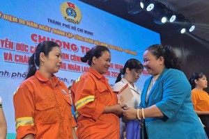 市劳动联团副主席黎氏金翠向贫困女劳动者赠送礼物。