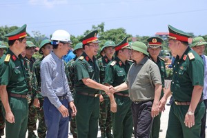 政府总理范明政检查丰洲大桥项目进度。