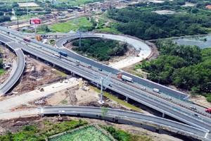 环市三路交通枢纽连接胡志明市 - 隆城 - 油曳高速公路。