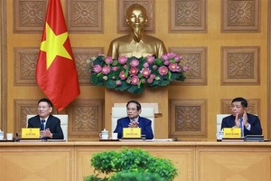 越南政府总理范明政主持召开与日本企业代表举行座谈会。