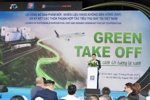 董事长范文青发表讲话。