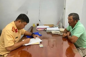 交警正在与 V.Đ.T 先生工作。