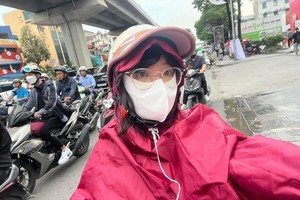 河内正经历着阵雨和晴天交替的反复无常天气，雨晴不定。