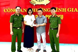 公安力量和女教师黎氏玄将钱归还给失主。