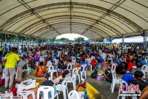 当地时间7月24日，泰国民众在泰国武里南府一处避难所内休息。