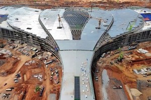 隆城机场航站楼部分屋顶正在施工，摄于2025年8月。