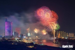  胡志明市在庆祝祖国统一50周年时燃放的烟花。