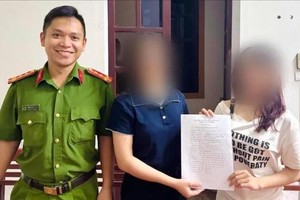 L.T.H.T.姐在职能机关的见证下，将钱归还给Đ.T.H.V.姐。