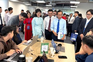 胡志明市人委会副主席陈氏妙翠与代表们参观大楼内的初创企业工作区。