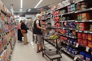 顾客在加拿大温哥华的一家超市内选购食品。