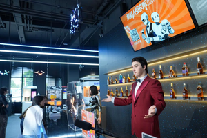 仿生人形机器人酒保“希尔”和“小柒”热情迎客。