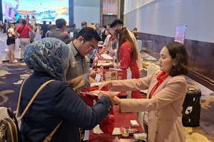 两国旅游企业探讨合作机会。