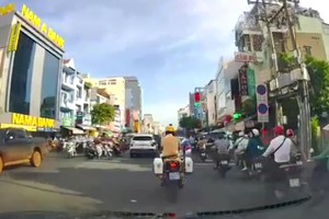 交警6分钟开道. 及时将载有孕妇车辆送往医院急救