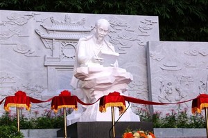 岘港市胡志明主席雕像项目正式落成。