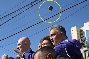 当地时间8月27日，米莱出席活动时遭抗议者投掷石块。