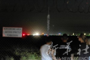 8月28日，人们站在波兰拉多姆发生坠机事件的现场附近。