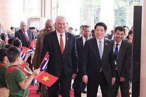 国家主席梁强与古巴共产党中央委员会第一书记、国家主席米格尔•迪亚斯-卡内尔•贝穆德斯共同出席越古建交65周年庆典。