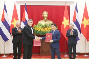 苏林总书记与米格尔•迪亚斯—卡内尔•贝穆德斯主席共同见证《越南—古巴经济和科技合作政府间委员会第42次会议纪要》的交换。