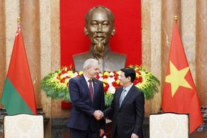 越南国家主席梁强与白俄罗斯国民会议代表院主席伊戈尔•谢尔盖延科。