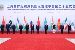 出席会议的上海合作组织成员国领导人、常设机构负责人集体合影。