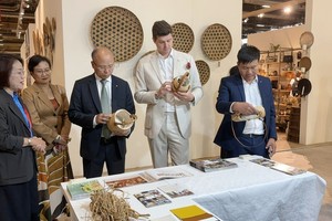 越南驻法国大使丁全胜参观展会。