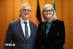 澳大利亚总督萨姆·莫斯廷及其丈夫。