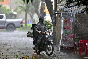 持续降雨和潮汛达峰值恰逢下班高峰时段，对民众的出行造成不便。