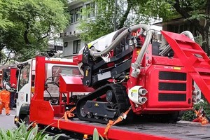 胡志明市公安消防与救援警察调动现代化机器人赶到现场灭火。