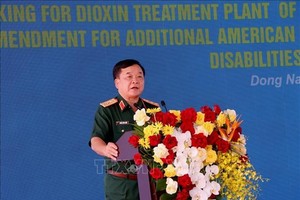 越南战后炸弹地雷及化学毒剂处理国家指导委员会常设机构主任黄春战上将发言。