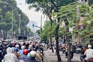 多辆摩托车相继在新和坊李常杰街人行道上行驶。