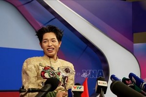 德福在赢得2025年Intervision国际音乐大赛冠军后参加新闻发布会。