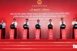 政府副总理阮志勇（左五）与各部委、省委、安江省人委会等领导一同主持在富国岛10个迎接APEC项目动工、启动仪式。