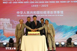 各位代表共同切蛋糕，庆祝中华人民共和国成立76周年。