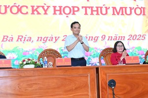 市委书记陈留光与选民接触。