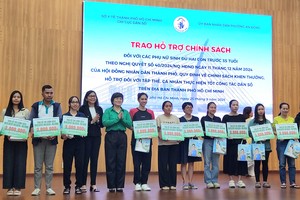 向35岁前生育两个孩子的妇女颁发辅助金。