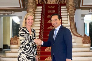 胡志明市人委会主席阮文得与美国驻胡志明市新任总领事梅丽莎·布朗。