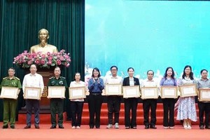 市人委会向在2021-2025年阶段防止和打击卖淫工作中取得突出成绩的集体于个人颁发奖状。