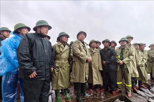 越南人民军副总参谋长黄战胜上将与工作团在河静省丹海乡会门避风港进行检查。