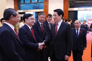 梁强主席与各位代表亲切握手。