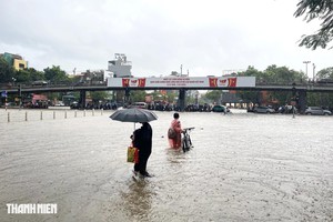 河内街道水淹半米深，大量车辆受困