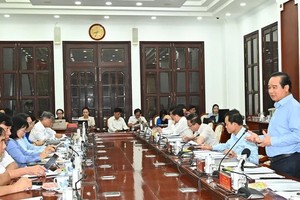 市人委会主席阮文得发表讲话。