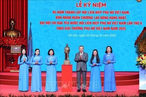 苏林总书记向越南妇女联合会中央委员会领导赠送胡志明主席塑像。