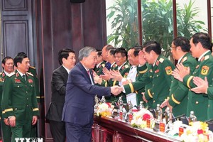 党中央总书记苏林和越南国家主席梁强和与会代表 。