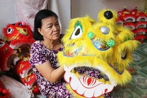 越南顺化工匠加紧制作舞狮狮头 满足中秋消费热潮