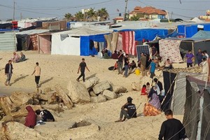 在难民营背井离乡的数十万加沙人。